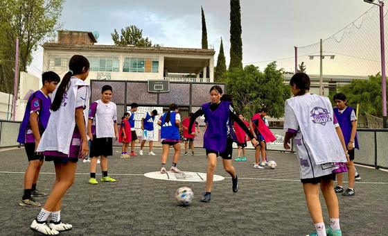 Entrenamiento de fútbol en Cancha Violeta, en San Pedro Xalostoc, Ecatepec, Estado de México, Mayo 2025.